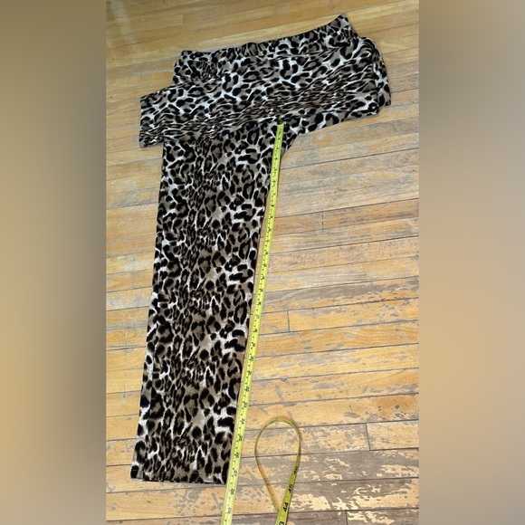 Frank Lyman Leopard Prints pants. - Picture 7 of 11